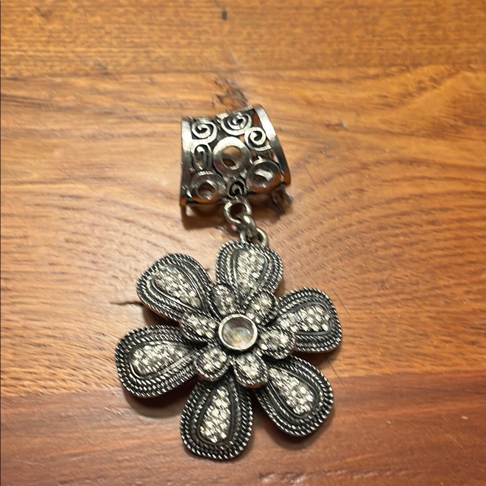 Elegant Silver Floral scarf pendant